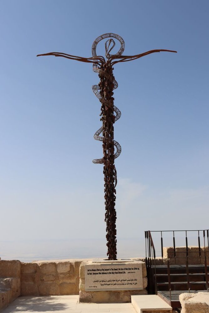 놋뱀을 쳐다본즉 모두 살더라(민 21:9)